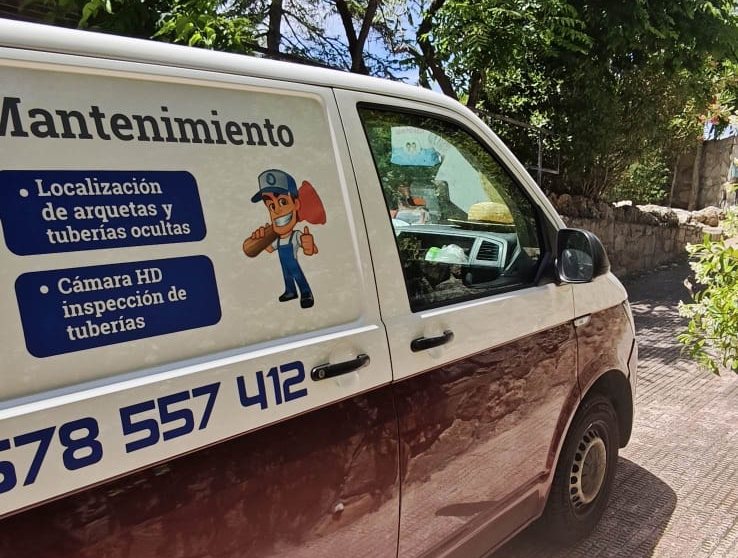 Lateral de la furgoneta de Francisco con los servicios rotulados: localización de arquetas y cámara HD de inspección